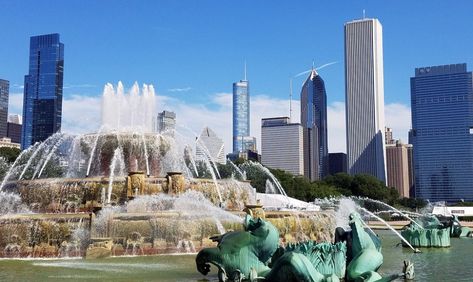 Buckingham Fountain (Chicago) - 2020 All You Need to Know BEFORE You Go (with Photos) - TripAdvisor Chicago Tourist Attractions, Chicago Visit, Chicago Landmarks, Buckingham Fountain, Things To Do In Chicago, Visit Chicago, What To Do Today, Creative Portrait Photography, To Do Today