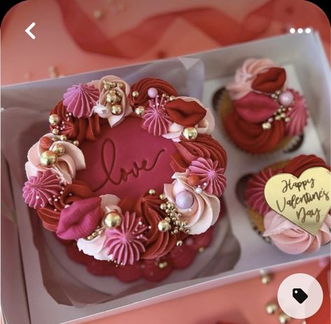 Mini Valentine Cakes, Two Cupcakes, Cupcakes Bonitos, Valentines Bakery, Bento Cake Ideas, Valentines Cakes And Cupcakes, Christmas Cookies Packaging, Valentines Cakes, Valentine Cakes