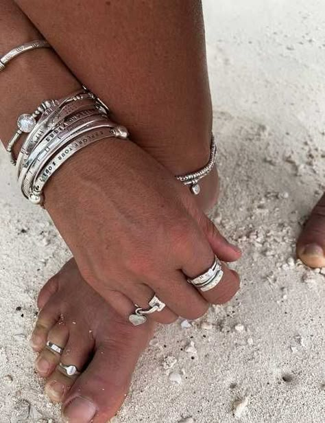 💍🌊🥥 Chunky Silver Jewellery, Jewelry Stack, Cute Jewellery, Jewelry Nails, Dope Jewelry, Jewelry Aesthetic, Chunky Jewelry, Funky Jewelry, Stacked Jewelry