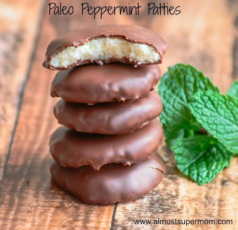 Paleo and Gluten Free Peppermint Patties! All the taste of the store bought ones, but way more healthy! This paleo recipe will satisfy your sweet tooth without breaking any caveman rules. Peppermint Patty Recipe, Gluten Free Desserts Recipes, Peppermint Patties, Cookies Recipes, Girl Scout Cookies, Paleo Dessert, Gluten Free Chocolate, Healthy Sweets, Girl Scout