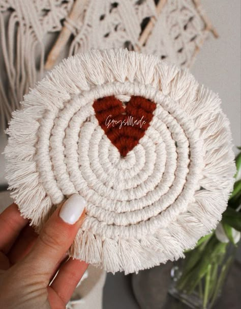 Valentines Coasters, Coaster Tutorial, Makramee Diy, Small Macrame, Macrame Wedding, Mini Macrame, Macrame Patterns Tutorials, Macrame Ideas, Macrame Decor