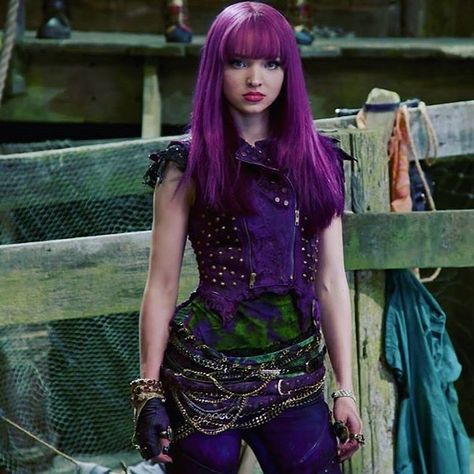 478 Likes, 5 Comments - Mal Bertha (@vkprincess.mal) on Instagram: “ #DisneyDescendants2 #Descendants2 #DoveCameron #D2 #D2Deets” Mel Descendants, Mel Cosplay, Mal Descendants 2, Mal Cosplay, Mal Bertha, Dove Cameron Descendants, Alice In Wonderland Cartoon, Disney Descendants Mal, Descendants Pictures