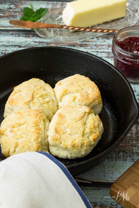 3-Ingredient Biscuits from Call Me PMc is the most clicked recipe at Weekend Potluck #237 Biscuits For Two, 3 Ingredient Biscuits, Skillet Biscuits, Best Homemade Biscuits, Easy Homemade Biscuits, Homemade Biscuits Recipe, Bolo Red Velvet, Recipe For 1, Recipe For 2