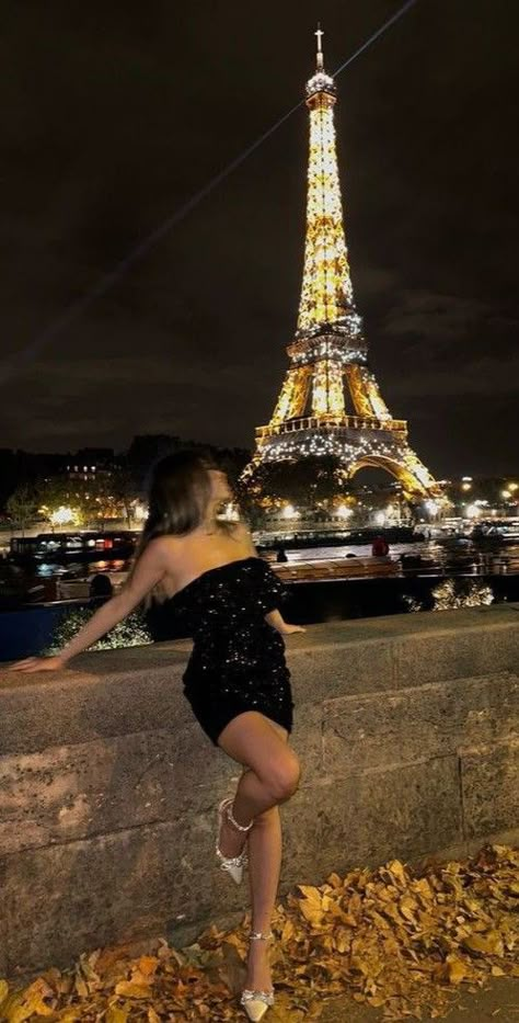 Eiffel Tower Outfit, Paris Trip Outfits, Eiffel Tower Pictures, Stile Kylie Jenner, Paris Photo Ideas, Girl In Paris, Eiffel Tower At Night, Paris Dream, Paris Vibes