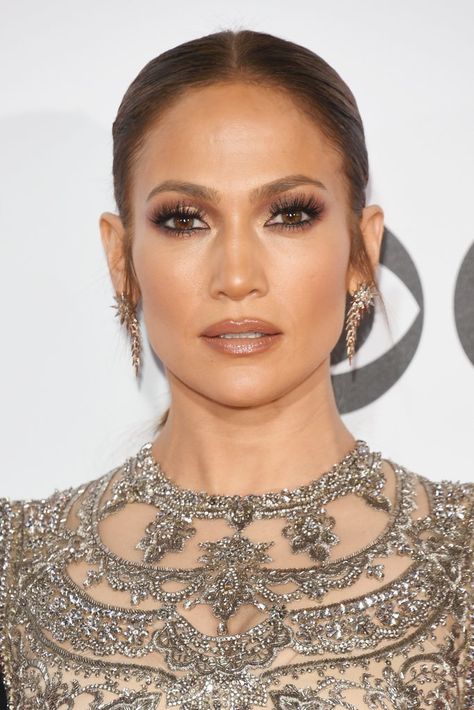 Jennifer Lopez Hair, Makeup at People's Choice Awards 2017 | POPSUGAR Beauty Jlo Makeup Looks, Jlo Makeup, Jennifer Lopez Makeup, Autumn Color Palette Fashion, Jennifer Lopez Hair, Red Carpet Makeup, True Autumn, Makijaż Smokey Eye, Popsugar Beauty