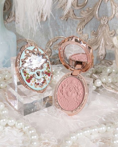 Flower Knows Makeup Blush, Strawberry Rococo Makeup, Flower Knows Makeup Products, Flower Knows Blush, Flower Knows Strawberry Rococo, Flower Knows Makeup, Strawberry Rococo, Aesthetic Objects, Flower Knows