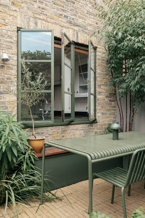 The Camberwell House - Garden Dining area - Traditional - Garden - London - by Fraher & Findlay Architects Ltd | Houzz UK Terrace House Garden, Terraced House Garden, Victorian Terrace Garden, Kitchen Tour, Courtyard Gardens Design, Small Courtyards, London Garden, Victorian Terrace, Traditional Garden