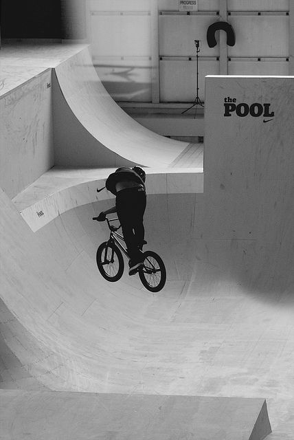 #LL #BMX #Nike #Pool Bmx Photography, Bmx Mountain Bike, Bmx Bike Parts, Bmx Dirt, Bmx Street, Best Bmx, Skateboarding Tricks, Bmx Parts, Skate Photos