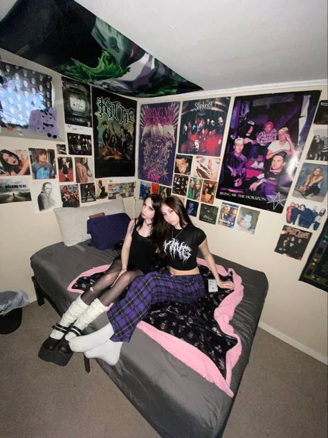 Best Friends Apartment Aesthetic, Emo Aesthetic Room, Scene Kid Room, Alt Bedroom, Trashy Y2k Bedroom, Mcbling Trashy Y2k, Emo Room, Bedroom Decor Inspirations, Victorian Bohemian Decor