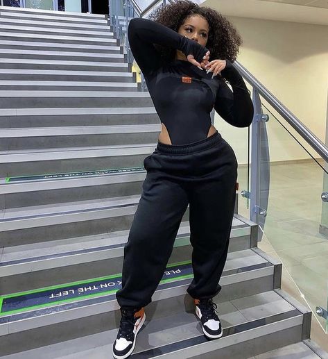 Sweats And Bodysuit Outfit, Bodysuit And Sweatpants Outfit, Sweat Pants Outfit Baddie, Black Joggers Outfit, Jogging Adidas, Joggers Outfit Women, Cute Sweatpants Outfit, Cute Sporty Outfits, Joggers Outfit