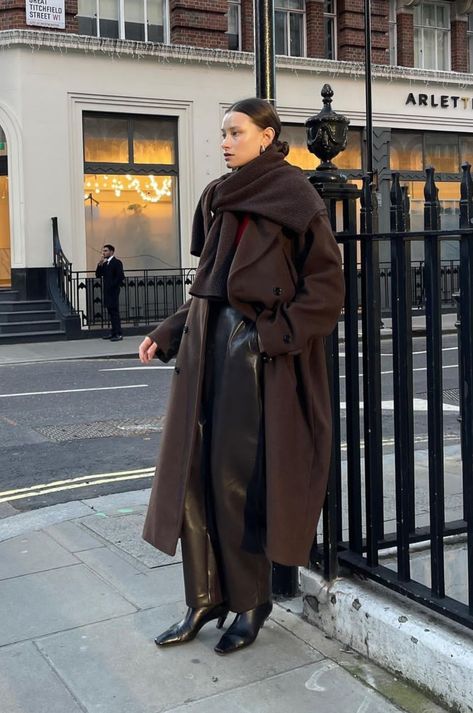 Long Leather Coat Outfit Street Styles, Brown Coat Street Style, Chocolate Trench Coat Outfit, Long Brown Trench Coat Outfit, Chocolate Coat Outfit, Dark Brown Coat Outfit, Brown Long Coat Outfit, Brown Trench Coat Outfit, Japan Travel Outfit