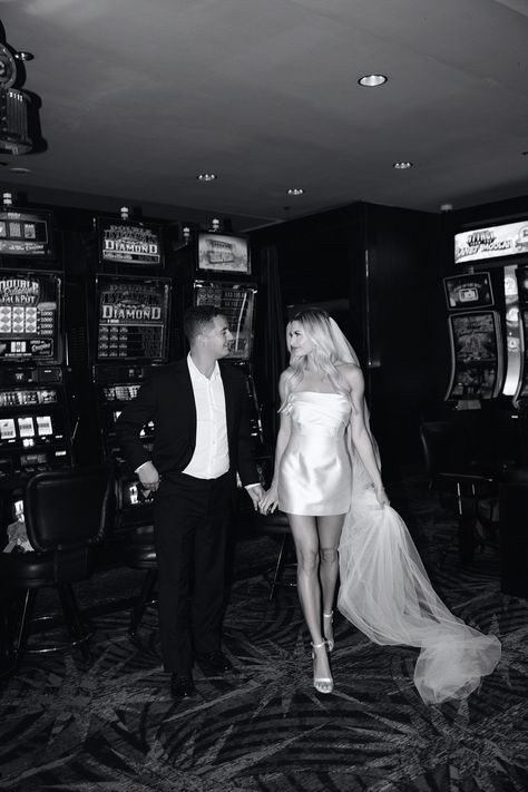 Black and white photo of a bride and groom walking inside Fremont Casino. Find more Las Vegas elopement ideas, Las Vegas elopement photos, and Las Vegas elopement wedding inspiration! Book Kyra as your Las Vegas elopement photographer at riskyexposurephotography.com! Romantic Vegas Wedding, Vegas Night Photoshoot, Vegas Glam Wedding, Glam Vegas Wedding, Vegas Elopement Pictures, Vintage Inspired Elopement, Vegas Style Wedding Photos, Eloping In Vegas Aesthetic, Vegas Hen Party