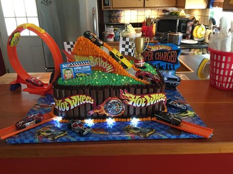 Cars Cake Ideas, Wheels Cake, Race Car Cake, Bolo Hot Wheels, Hot Wheels Cake, Race Car Cakes, Wheel Cake, Hotwheels Birthday Party, Cars Birthday Cake