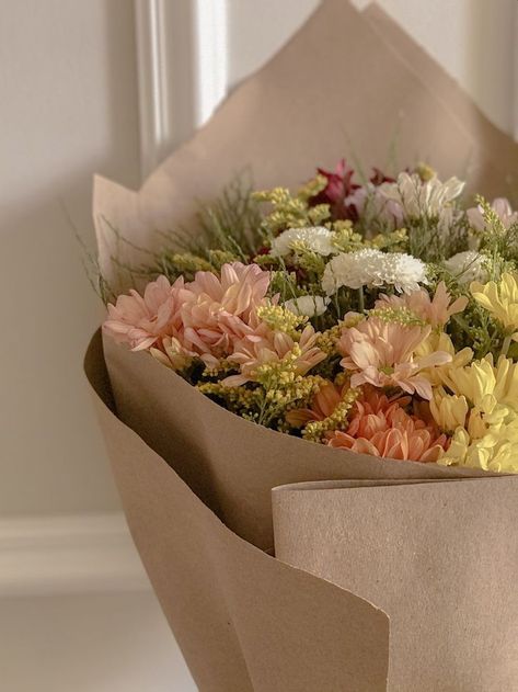 Boquette Flowers, A Bouquet Of Flowers, Nothing But Flowers, Flower Therapy, Beautiful Bouquet Of Flowers, Bouquet Of Flowers, Brown Paper, Beautiful Bouquet, Love Flowers