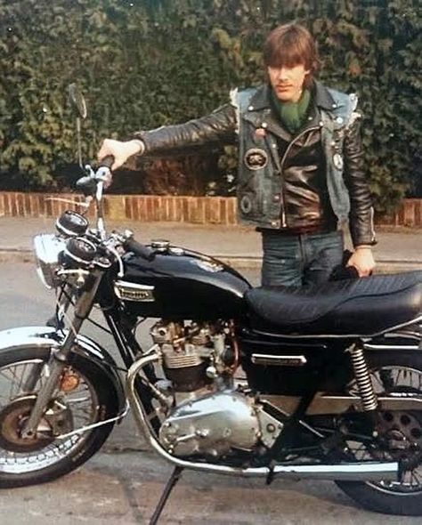 @harleydavidson ( 1903 ) 50s Biker, 1970s Biker, 70s Motorcycle, 70s Biker, Vintage Motorcycle Photos, Motorcycle Baby, Motos Harley, Biker Photoshoot, Vintage Motorcycle Posters