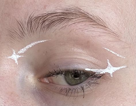 Graphic Liners Ideas, White Graphic Eyeliner Looks, White Fairy Eyeliner, Simple White Graphic Liner, Simple Grafic Liner, Graphic Eyeliner Star, Minimal Graphic Liner, White Graphic Eyeliner Hooded Eyes, Y2k Graphic Eyeliner