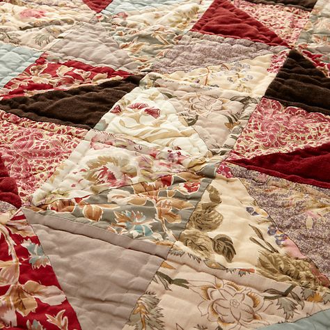 Coastal Quilts, Chic Bedrooms, Patchwork Bedspread, Bed Quilt Cover, Patchwork Blanket, Country Quilts, Red Home Decor, Cute Quilts, Cotton Bedspread