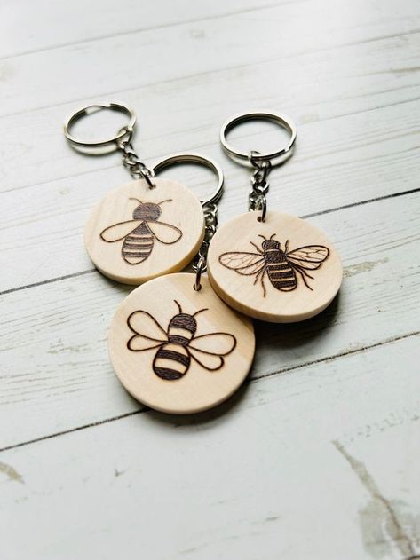 Wooden Keychain Ideas, Business Promotional Gifts, Wooden Chair Plans, Bee Keychain, Keychain Wood, Wood Burning Patterns Stencil, Wood Burn Designs, Dremel Carving, Woodburning Projects