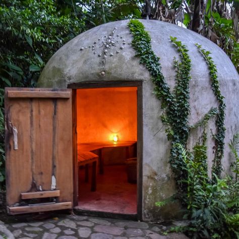 Temazcal Ideas, Earth Dome, Super Adobe, Cob Building, Sweat Lodge, A Frame House Plans, Homestead Gardens, Health Spa, House Layout Plans