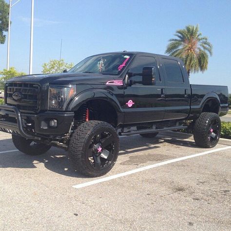 Oh.. My.. God.. THIS IS PERFECT!!! :D Black Truck With Pink, Pink Lifted Trucks, Pink Chevy Trucks, Cool Truck Accessories, Ford Girl, Country Trucks, Trucks Lifted Diesel, Black Truck, Future Trucks