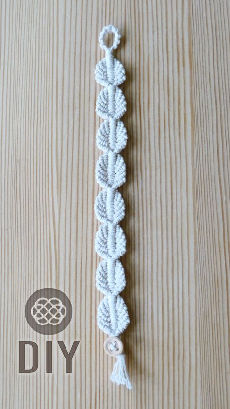 DIY LEAF BRACELET Leaf Bracelet Tutorial, Diy Macrame Projects, Macrame School, Wrist Bracelet Tattoo, Diy Leaf, Macrame Jewelry Tutorial, Bracelet Tattoo, Macrame Bracelet Tutorial, Macrame Bracelet Diy