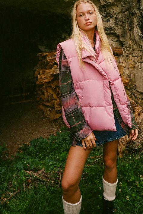 Urban Outfitters Aesthetic, Puffer Vest Outfit, Winter Puffer Vest, Denim Shirt Jacket, Jacket Corduroy, Urban Outfitters Top, Jackets Denim, Simple Fall Outfits, Puffy Vest