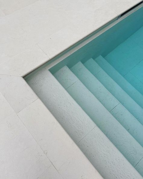 Light Pool Tile, Pool Edge Detail, Modern Pool Coping, Dreamcore Architecture, Italy Pool, Pool Colours, Pool Paving, Pool Plaster, Dream Backyard Pool