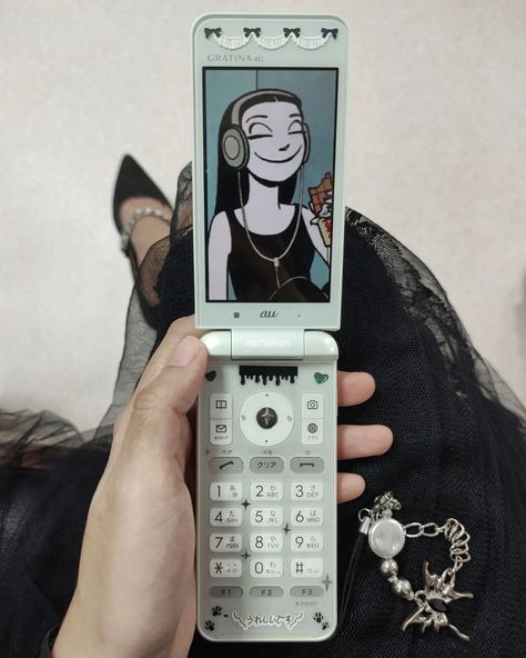 Omori Japanese themed flip phone 🔪 Phone model: Kyocera Gratina KYF31 #flipphone #japaneseflipphone #japanesephones #keitai #garakei #nostalgia #2000s #tech #phones #y2k #kyocera #gratina #omori #omocat #omorigame #mitsukocore Nokia Flip Phone Aesthetic, 2000s Flip Phone Aesthetic, Japanese Flip Phone, 2000s Tech, Flip Phone Aesthetic, Nostalgia 2000s, Phone Aesthetic, Flip Phone, Y2k Vibes