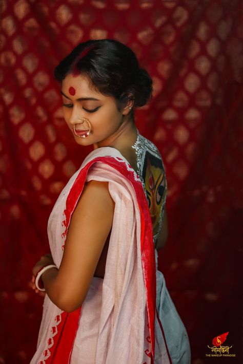 Bengali Puja Saree Look, Durga Maa Look Photoshoot, Bengali Durga Puja Look, Agomoni Look, Bengali Look Photoshoot, Bengali Look For Durga Puja, Durga Puja Photoshoot, Bengali Traditional Look, Puja Photoshoot