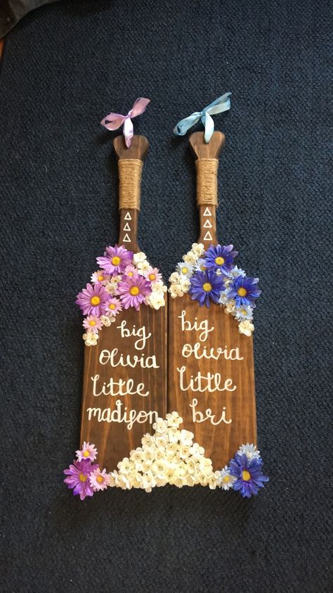 Sorority Twin Paddles, Twin Paddles Sorority, Twin Sorority Paddles, Paddle Sorority Big, Paddle Designs, Big Little Paddles, Plaque Ideas, College Crafts, Little Gifts Sorority