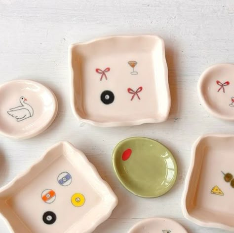 Pottery Idea Painting, Ceramic Catch All Dish, Pottery Craft Ideas, Clay Dish Ideas, Clay Painting Ideas, Summer Ceramics, Porcelain Dishes, Air Clay, Diy Pottery Painting