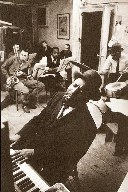 Thelonious Monk rehearsing in a New York loft with saxophonists Phil Woods and Charlie Rouse, 1959. New Yorker Loft, Arte Jazz, Vintage Foto's, Thelonious Monk, New York Loft, Jazz Artists, Rock N’roll, I'm With The Band, Jazz Musicians