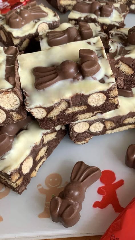 Malteser Easter Bunny Tiffin Easter Bakes Uk, Easter Slices Recipes, Easter Biscuits Recipe, Tray Bakes Desserts, Easter Traybake, Easter Slice, Easter Baking Ideas, Easter Bakes, Chocolate Easter Cake