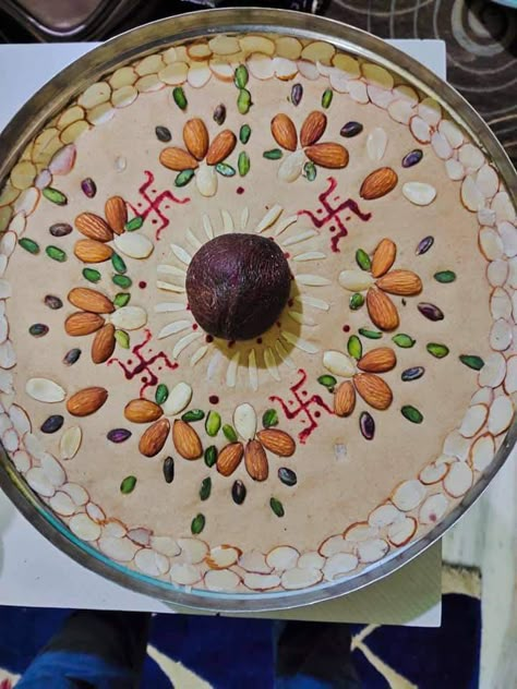 Satu Decoration Ideas, Teej Pinda Decoration Ideas, Teej Festival Packing Ideas, Kansar Thali Decoration Ideas, Sattu Decoration Ideas, Sattu Decoration, Sweets Decoration, Aarti Thali, Teej Festival