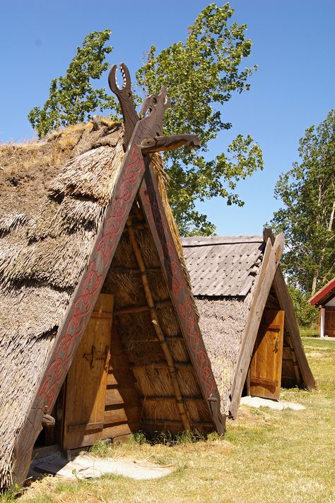 Old Time Houses Architecture Guide, Viking Tent, Old Style House, Viking House, Viking Village, Viking Life, American Houses, Viking Culture, Viking History