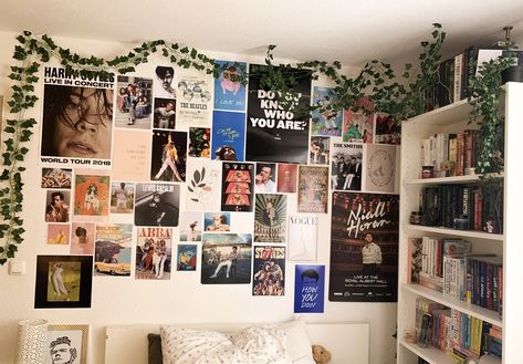 Photo Wall Collage Inspiration, One Direction Room Aesthetic, One Direction Bedroom Aesthetic, One Direction Room Decor Ideas, One Direction Room Decor, Harry Styles Inspired Room, Bedroom Ideas Posters, Poster Wall Inspo Bedroom, Wall Inspo Bedroom