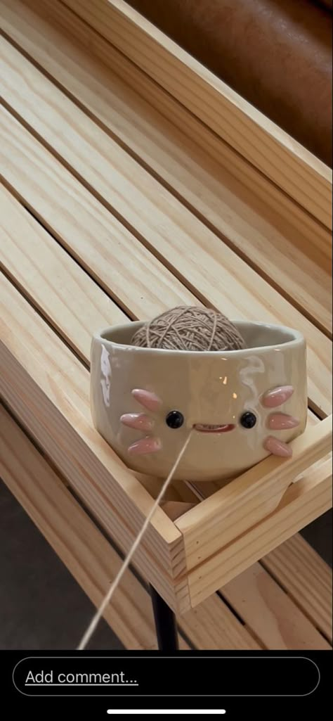 Ceramic Wool Holder, Yarn Holder For Crocheting Clay, Yarn Holder For Crocheting Ceramic, Pottery Crochet Bowl, Crochet Ceramic Bowl, Diy Yarn Bowl Ideas, Cute Clay Yarn Bowl, Pottery Knitting Bowls, Yarn Ceramic Bowls