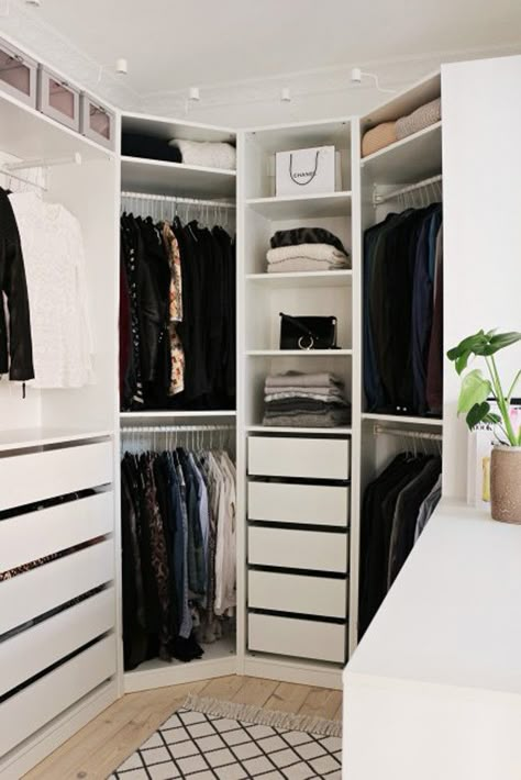 These Ikea closets are so stylish! Find some serious inspiration here. Bed Closet, Closet Ikea, Corner Closet, Creative Closets, Ikea Wardrobe, Ikea Closet, Corner Wardrobe, Ikea Pax Wardrobe, Walking Closet