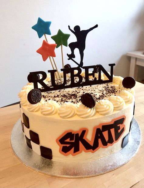 Birthdaycake in skateboard theme Skateboard Birthday Party Ideas, Skateboard Party Theme, Skateboard Birthday Cake, Skate Cake, Skateboard Cake, Skateboard Birthday Party, Luxury Birthday Party, Skateboard Party, Skateboard Birthday