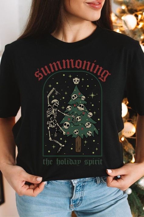 Emo Christmas, Christmas Alternative, Diy Christmas Shirts, Skeleton Christmas, Goth Christmas, Spooky Christmas, Christmas Horror, Christmas Skeleton, Gothic Christmas