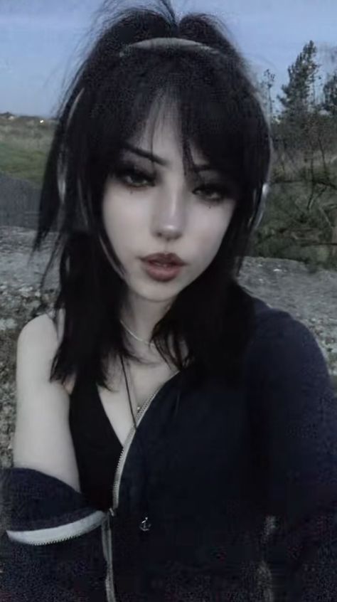 Goth Short Hairstyles, Alt Hair Bangs, Pretty Emo Girl, Goth Girl Hair, Goth Hair Ideas, Grunge Hair Ideas, Cute Emo Hairstyles, Creepy Makeup Looks, Goth Haircut