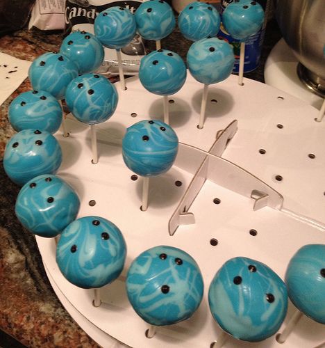 Bowling Ball cake pops Bowling Party Theme Ideas, Bowling Balloon Arch, Bowling Ball Cake Pops, Bowling Cake Pops, Bowling Graduation Party Ideas, Cosmic Bowling Party Ideas, Cake Pops Ideas Decorating, Bowling Birthday Party Ideas, Bowling Prizes