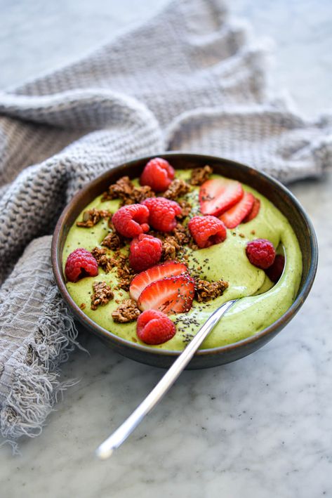 Green Smoothie Bowl with Avocado Spinach Smoothie Bowl, Spinach Avocado Smoothie, Avocado Smoothie Bowl, Green Smoothie Bowl Recipe, Raspberry Smoothie Bowl, Avocado Bowl, Recipes Smoothies, Green Smoothie Bowl, Drinks Smoothies