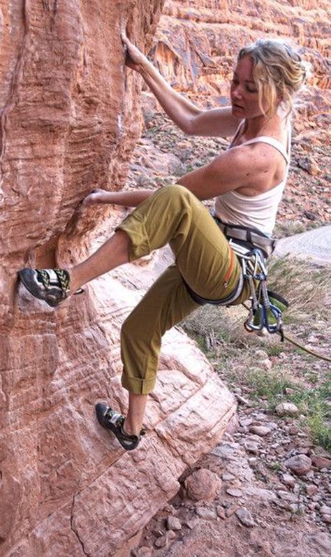 Woman Climbing, Rock Climbing Women, Climbing Outfit Woman, Climbing Outfits, Climbing Girl, Sport Videos, Climbing Pants, Rock Climbing Gear, Climbing Clothes