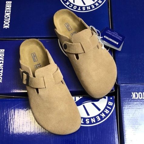 NWT’s Birkenstock Boston Soft Footbed Clog Taupe. Womens Birkenstock Boston Soft Footbed, Boston Soft Footbed, Shoe Boxes, Go To Work, Meet Friends, Birkenstock Boston, Birkenstock Shoes, Mule Clogs, Mules Shoes