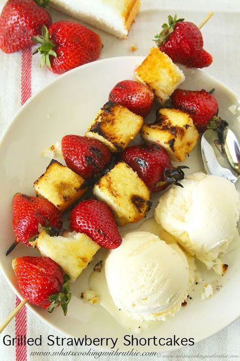 30+ Great Grilling Recipes - A Family Feast® Grilled Strawberry Shortcake, Strawberry Shortcake Kabobs, Grilled Strawberries, Mousse Au Chocolat Torte, Strawberry Shortcakes, Strawberry Shortcake Recipes, Skewer Recipes, Savoury Cake, Fruit Recipes