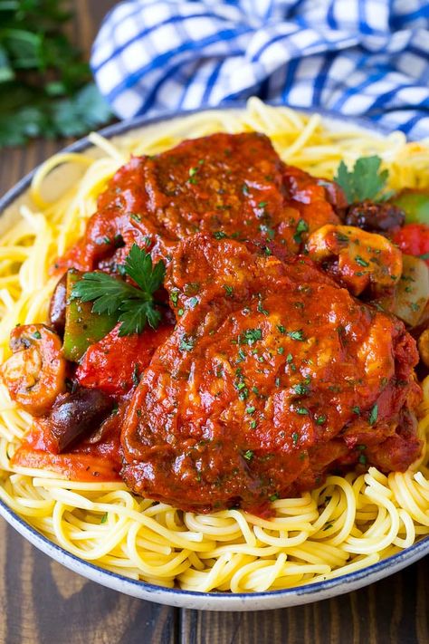 Slow Cooker Chicken Cacciatore Recipe | Italian Chicken #chicken #crockpot #slowcooker #dinner #italianfood #peppers #dinneratthezoo Chicken Cacciatore Slow Cooker, Crockpot Chicken Cacciatore, Slow Cooker Chicken Cacciatore, Easy Italian Dinner, Slow Cooker Chicken Healthy, Amish Style, Cacciatore Recipes, Chicken Cacciatore Recipe, Chicken Noodles