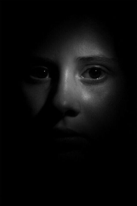 Chiaroscuro Photography, Shadow Portraits, Low Key Portraits, Low Key Photography, Dark Portrait, Black Paper Drawing, Portrait Lighting, Shadow Photography, Emotional Photography