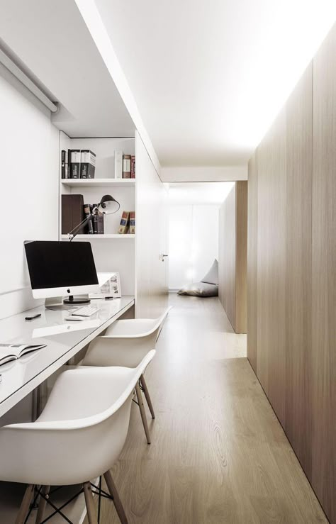 Interior Design Idea - 13 Examples Of Desks In Hallways // Soft lighting from above diffuses throughout the hallway that houses this home office. Shelves built into the sides of the office provide storage and the desk is long enough to provide work spaces for two people. Spanish Apartment, Office Shelves, Office For Two, Modern Appartement, Modern Apartment Design, Bedroom Minimalist, Study Nook, Work Spaces, Modern Houses