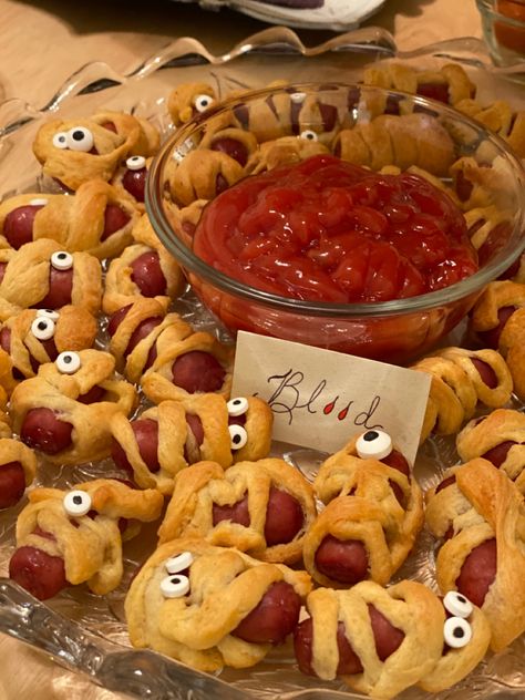 Halloween Party Small Bites, Halloween Theme Appetizers Easy, Spooky Night Snack Ideas, Halloween Food Ideas Breakfast, Mummy Treat Ideas, Spooky Dishes For Halloween, Mummy Wrapped Hotdogs, Halloween Treats Baking, Hollowed Snack Ideas